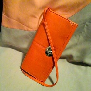 Do be you in a orange clutch!